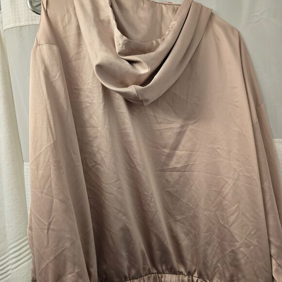 LA VIE EN ROSE Satin Hoodie - Picture 5 of 6